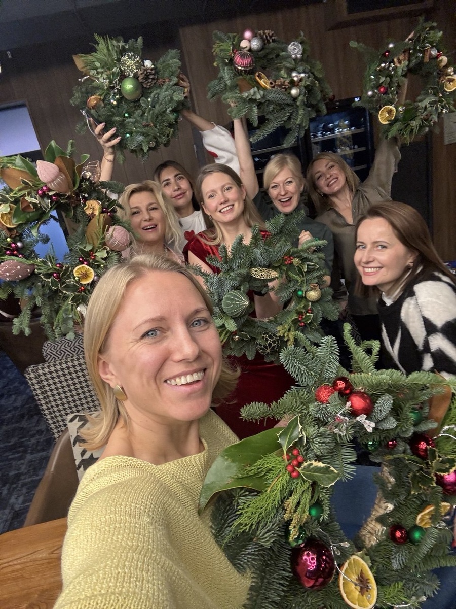 И мой честный ответ да.

Потому что я умею слушать, быть рядом, поддерживать, держать поле и нести ответственность за свои слова и выборы.
 И за последние месяцы я еще отчетливее поняла: не все люди могут быть в твоем поле. И это нормально!

Есть те, с кем рядом ты растешь, успокаиваешься, раскрываешься. Есть те, кто слышит тебя между строк и кто не приносит в твою жизнь хаос, а наоборот возвращает тебе твое состояние, твою силу и ясность.

Именно такие люди должны быть рядом в важные моменты. На моих девичниках и мастермайндах женщины собираются не ради демонстрации, не чтобы выговориться в пустоту, а чтобы встретиться с собой и друг с другом честно.
Недавно на спа-девичнике я увидела знакомую и удивилась, как она там оказалась. А потом узнала: они с другой участницей подружились на моем мероприятии 2 года назад. Их соединило именно то пространство. А я даже не знала, что эта дружба живет, растет и уже стала важной частью их жизни.
Это и есть сила окружения, которое продолжает работать само, без моих усилий. 

Дружба это не про количество контактов. Это про вибрацию, которая усиливает. Про уважение, которое чувствуется. Про легкость, в которой можно быть собой. Про то, что после общения ты становишься лучше, а не уставшей.

На видео прошлогодний девичник. Он был именно таким: живым, теплым, настоящим. Когда каждая раскрывалась, смеялась, благодарила, танцевала, делилась и уходила с чувством «я не одна».

И чем старше мы становимся, тем важнее выбирать свое окружение так же внимательно, как мы выбираем направление движения в новом году.
 Потому что люди рядом либо дают тебе крылья, либо снимают с тебя энергию.И мой выбор давно очевиден.
Если рядом те, кто видит, слышит, уважает и вдохновляет ты идешь быстрее, глубже, смелее.

Именно поэтому такие мероприятия имеют ценность. Потому что рядом были правильные люди. И каждая участница попадает туда не случайно.

Встречаемся 22.12, вот  подробности: https://t.me/LudmilaBuhovaa/4889
Осталось 8 мест.

Твои люди ждут тебя. 