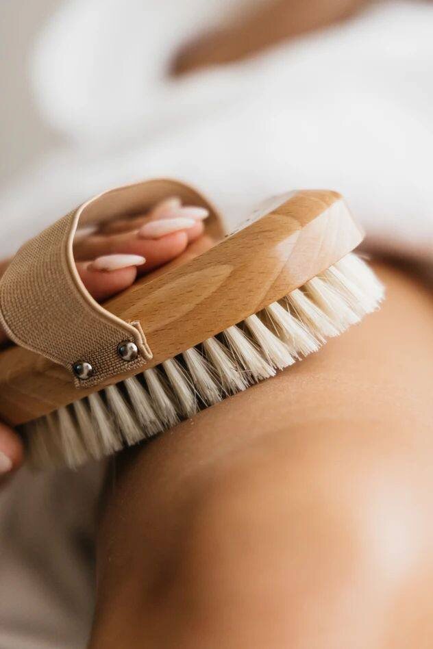 Массаж сухой щеткой (dry brushing)