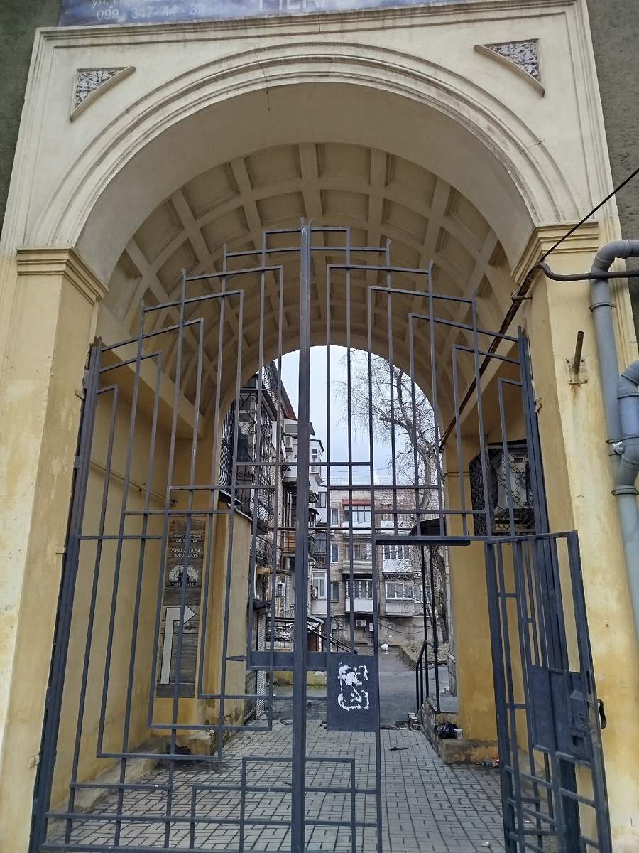 Двор в центре Донецка: посторонним "В"!