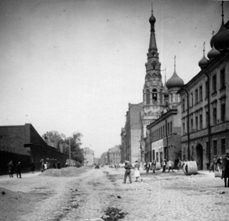 Вид Боровой улицы. Июнь 1928г. ЦГАКФФД. №ГР 23002 (фрагмент). Храм Покрова Пресвятой Богородицы на Боровой https://church-pokrov.ru/