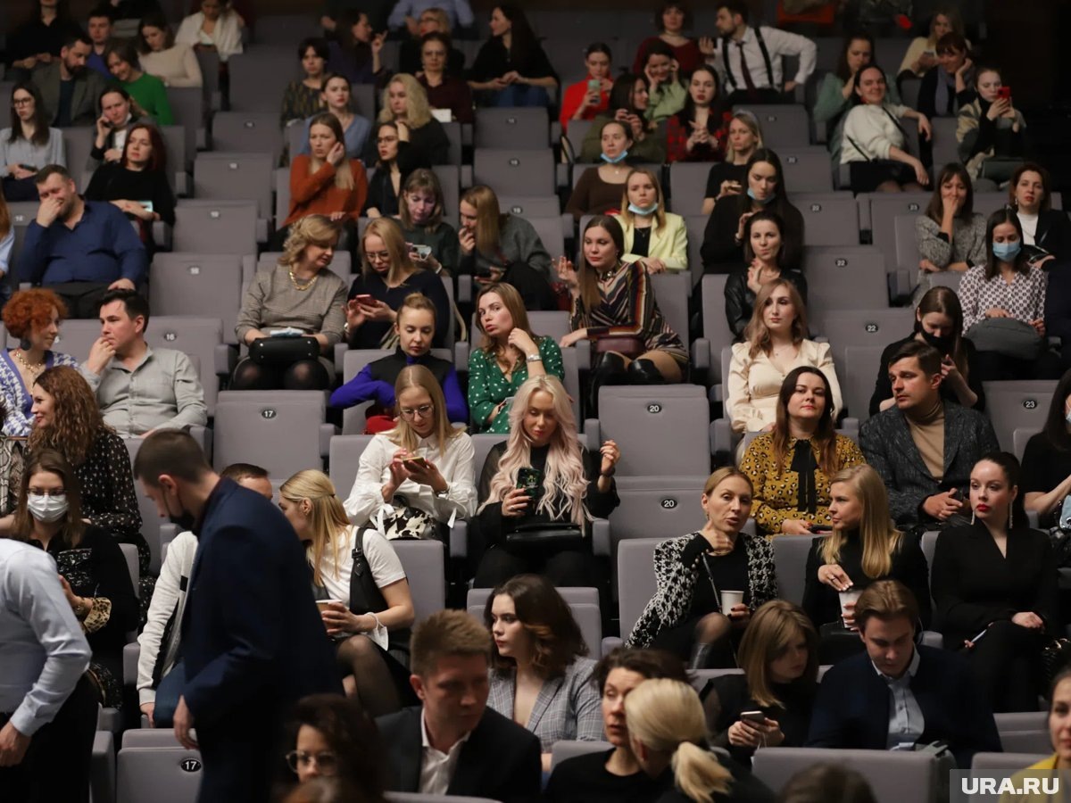    Угольников в начале карьеры работал в театре