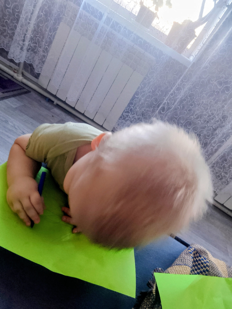 Рисует мальчишка