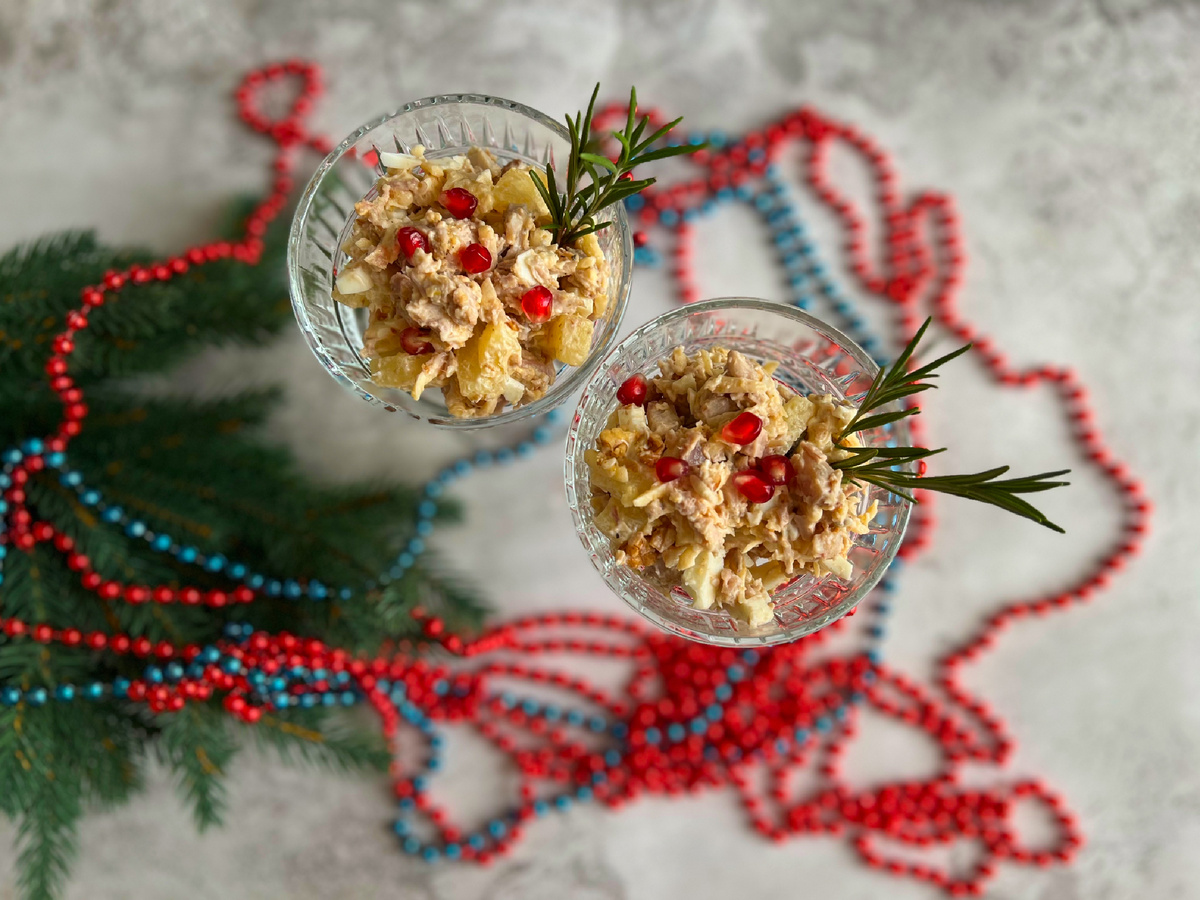 Праздничный салат с курицей и ананасами