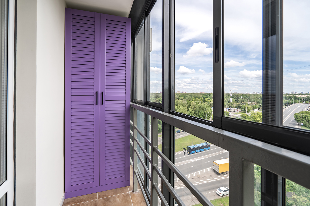 Яркий шкаф с жалюзийными фасадами на лоджию Арлайн