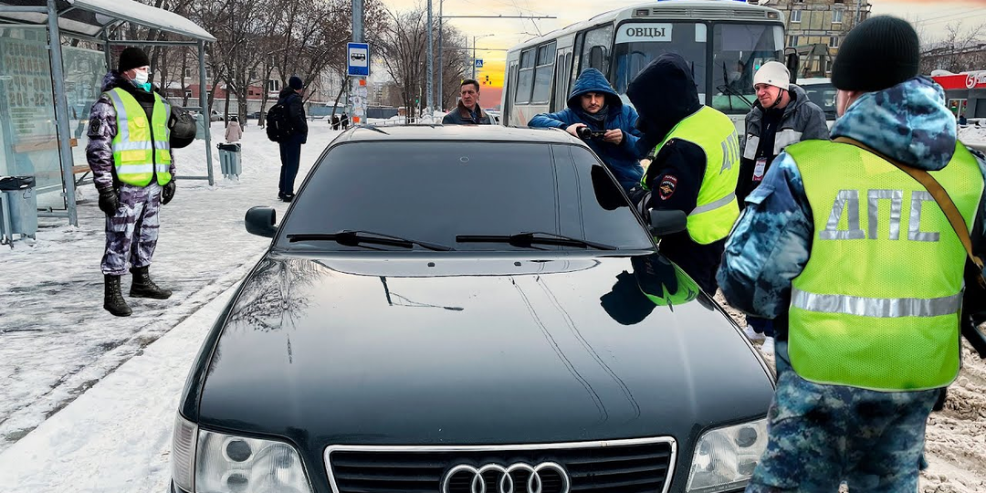 ДПС подходит к стоящему автомобилю и требует права. Когда вы обязаны их показывать, даже если не едет