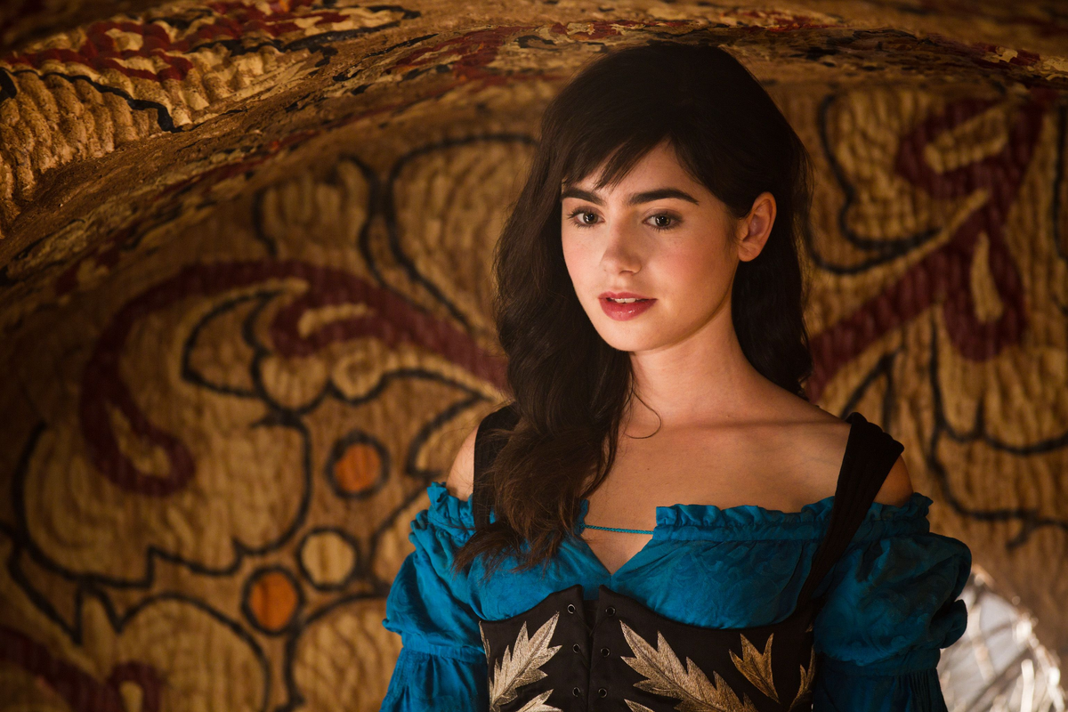 Лили Колинз в роли Белоснежки