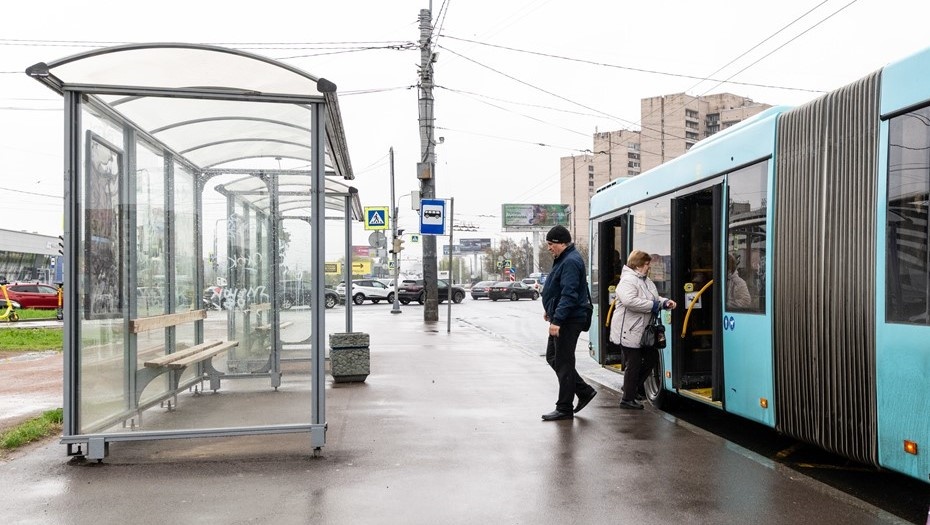 Моя остановочка: петербургская фирма требует денег за стеклянный павильон со скамейкой из двух досок
