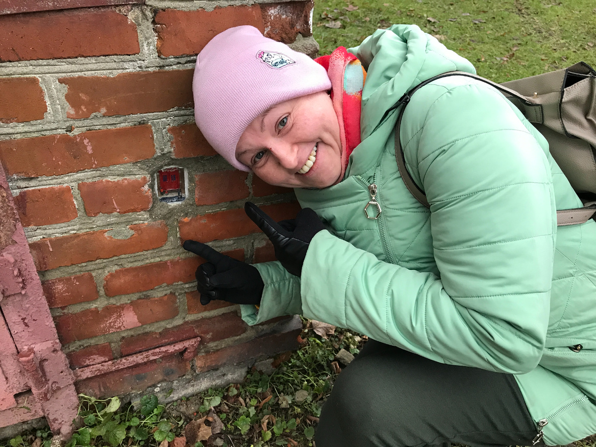 Почти лёжа.