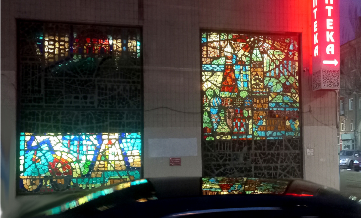 Витражи бывшего гастронома «Москва» ночью. Фото декабрь 2025 года