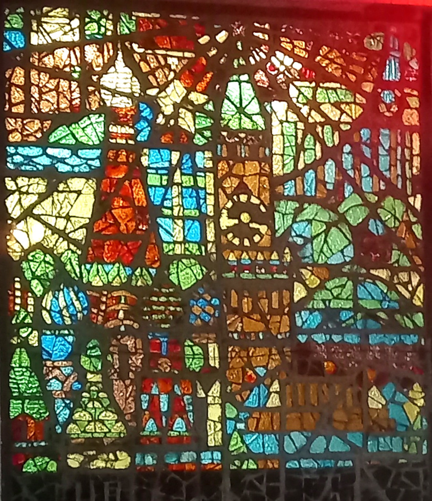 Витражи бывшего гастронома «Москва» ночью. Фото декабрь 2025 года