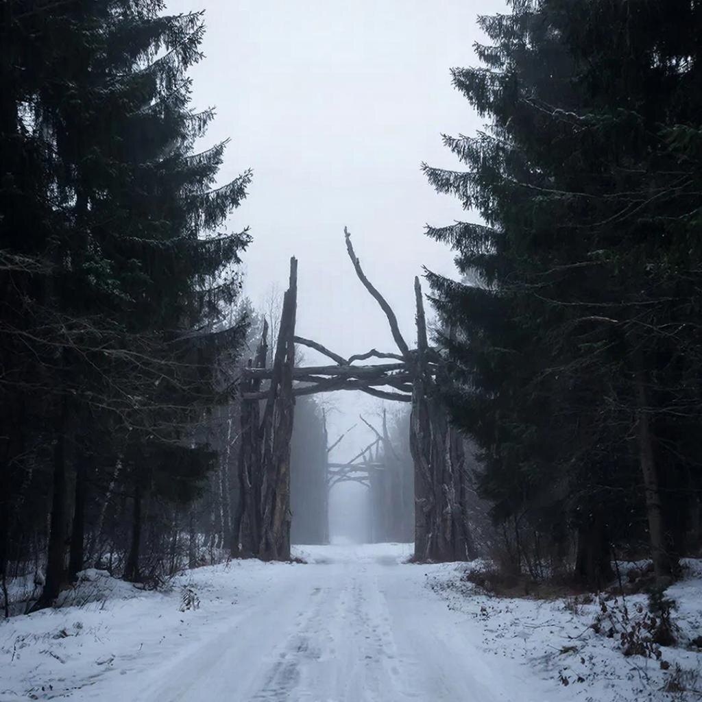 “Она стоит на пороге между старым и новым, между тем, что ушло, и тем, что только начинается.”