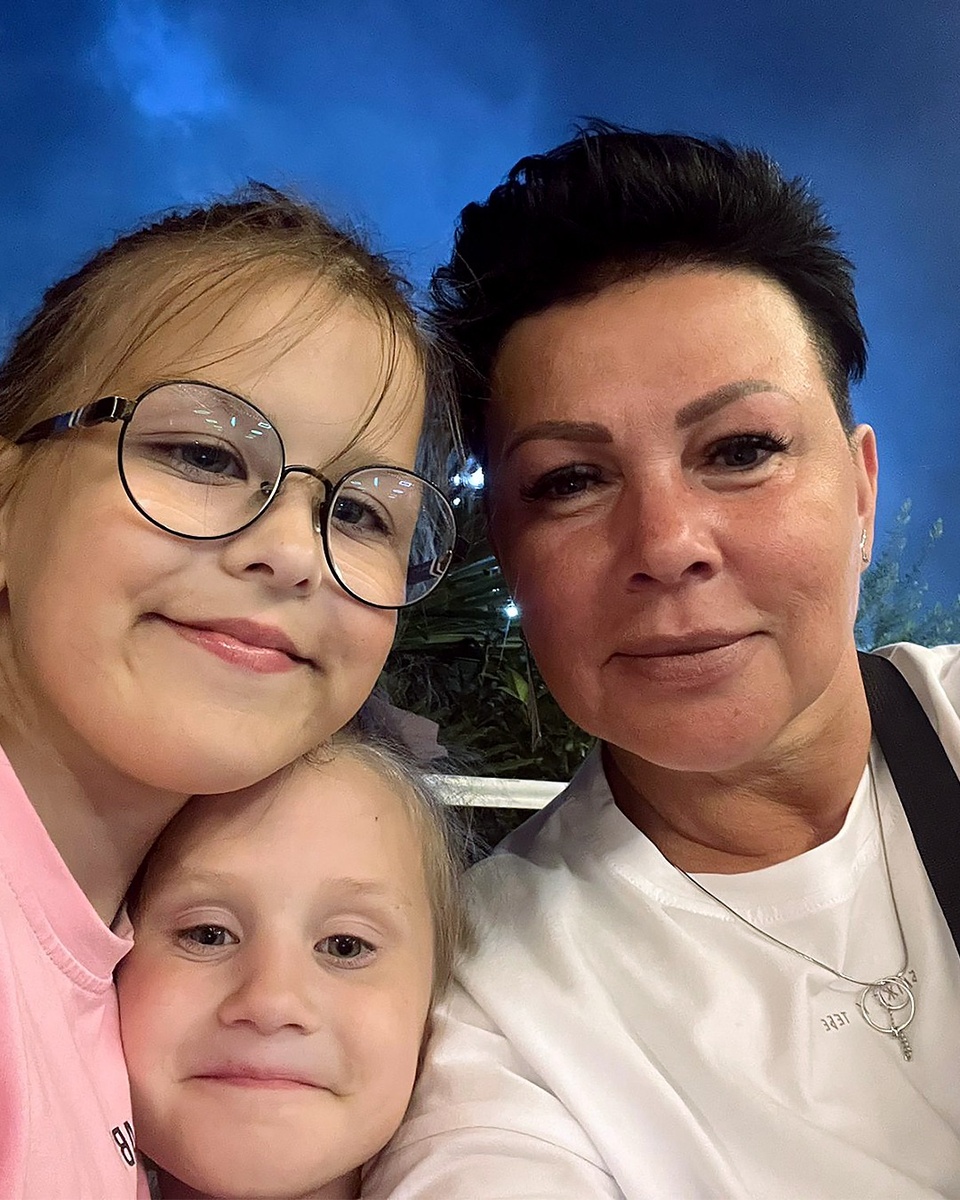 Мама с дочерьми.