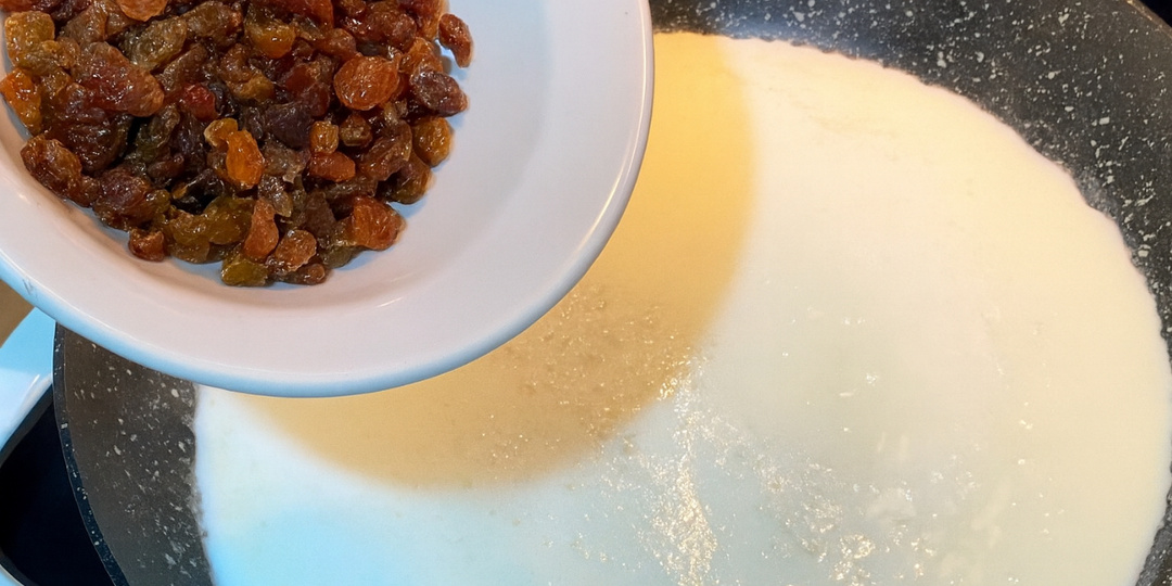 Кидаю изюм в кипящее молоко: узнала этот рецепт только в 50 лет! Готовится быстро и очень вкусно, и все ингредиенты простые