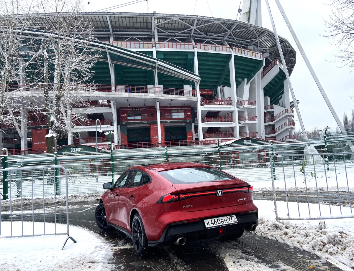 Выхлопные трубы здесь действительно трубы, а не декоративные вставки
