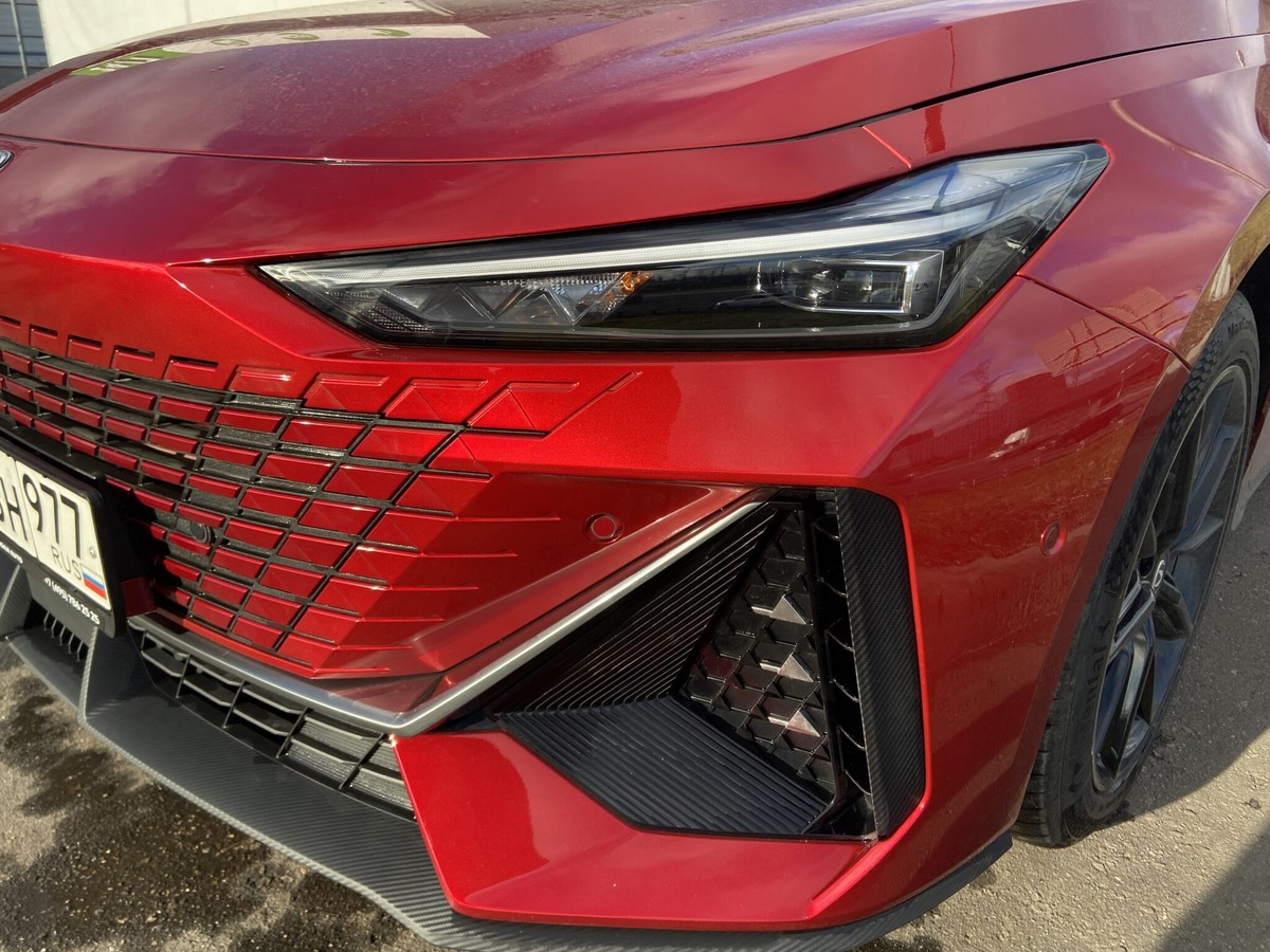 Вертикальный воздухозаборник делает вид агрессивным