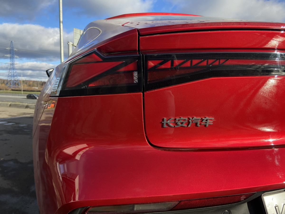 Задний фонарь выдержан в стиле переднего бампера — разделен на соты