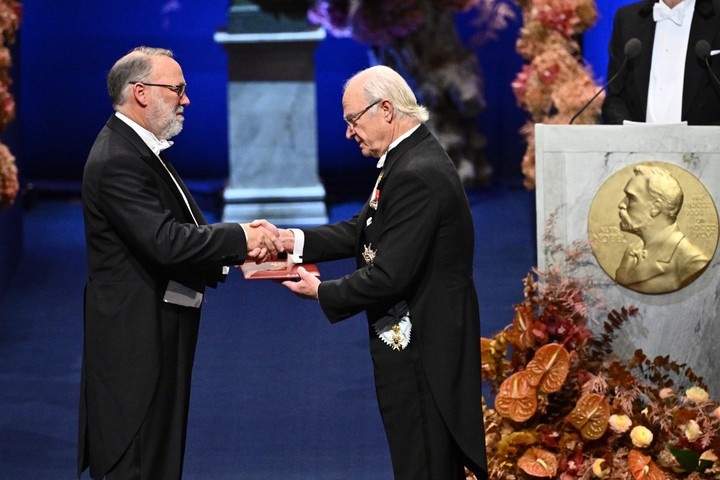 В Стокгольме и Осло вручили Нобелевскую премию 2025 года