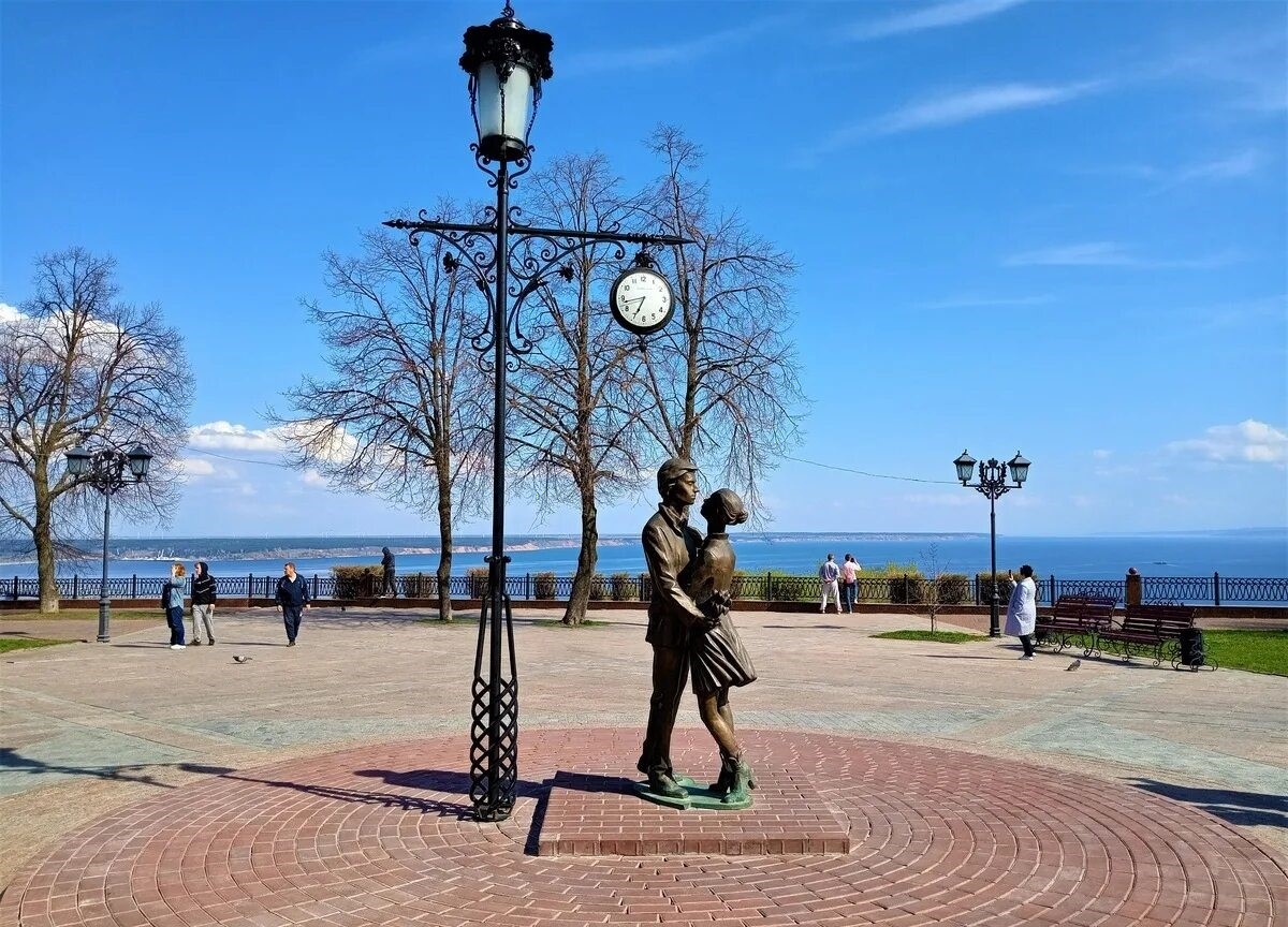 Жанровая скульптура: Влюблённые. Жанровая скульптура «Влюблённые» представляет собой бронзовую пару, которая обнимает друг друга.