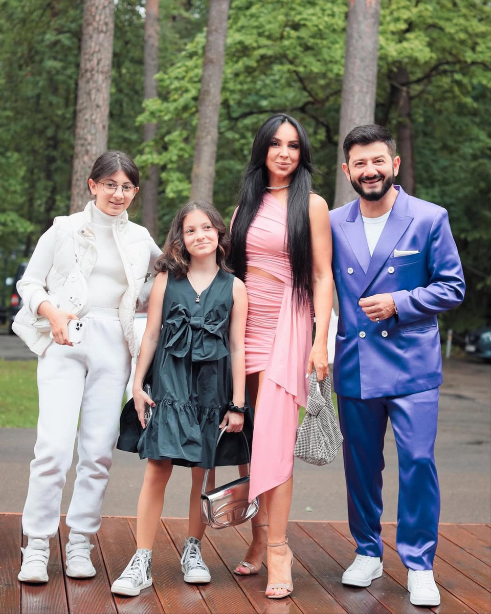    Михаил Галустян с экс-женой и детьми. Фото: Инстаграм (запрещён в РФ) @m_galustyan