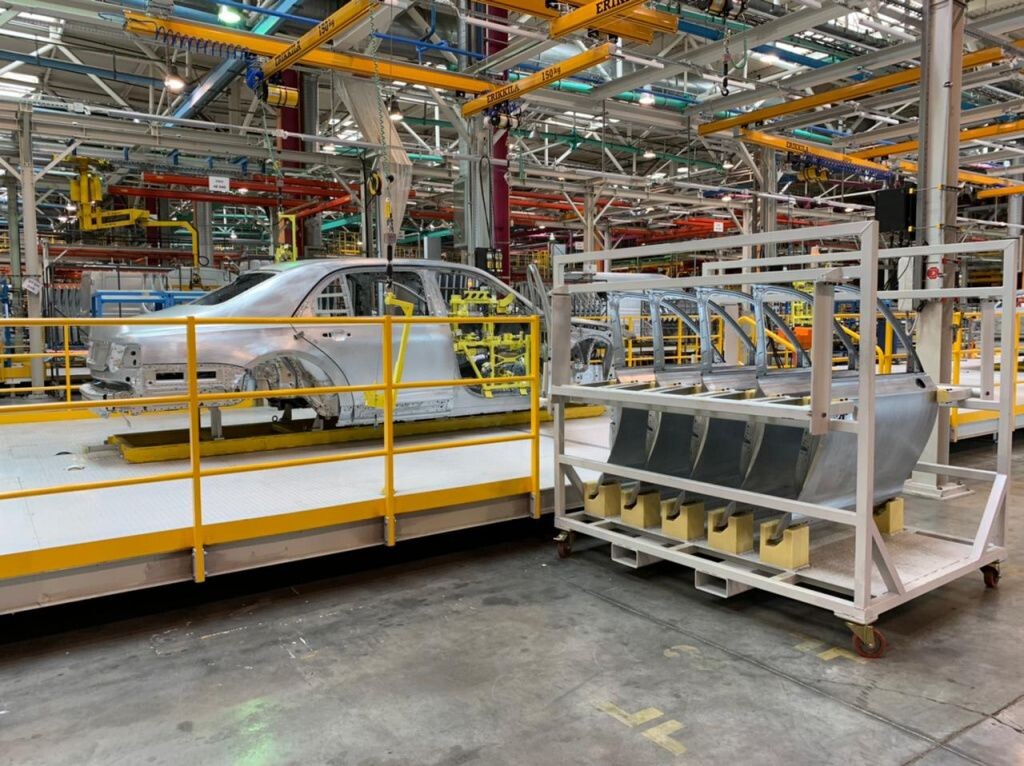 Ее длина составляет 250 метров, и она разделена на 17 постов.