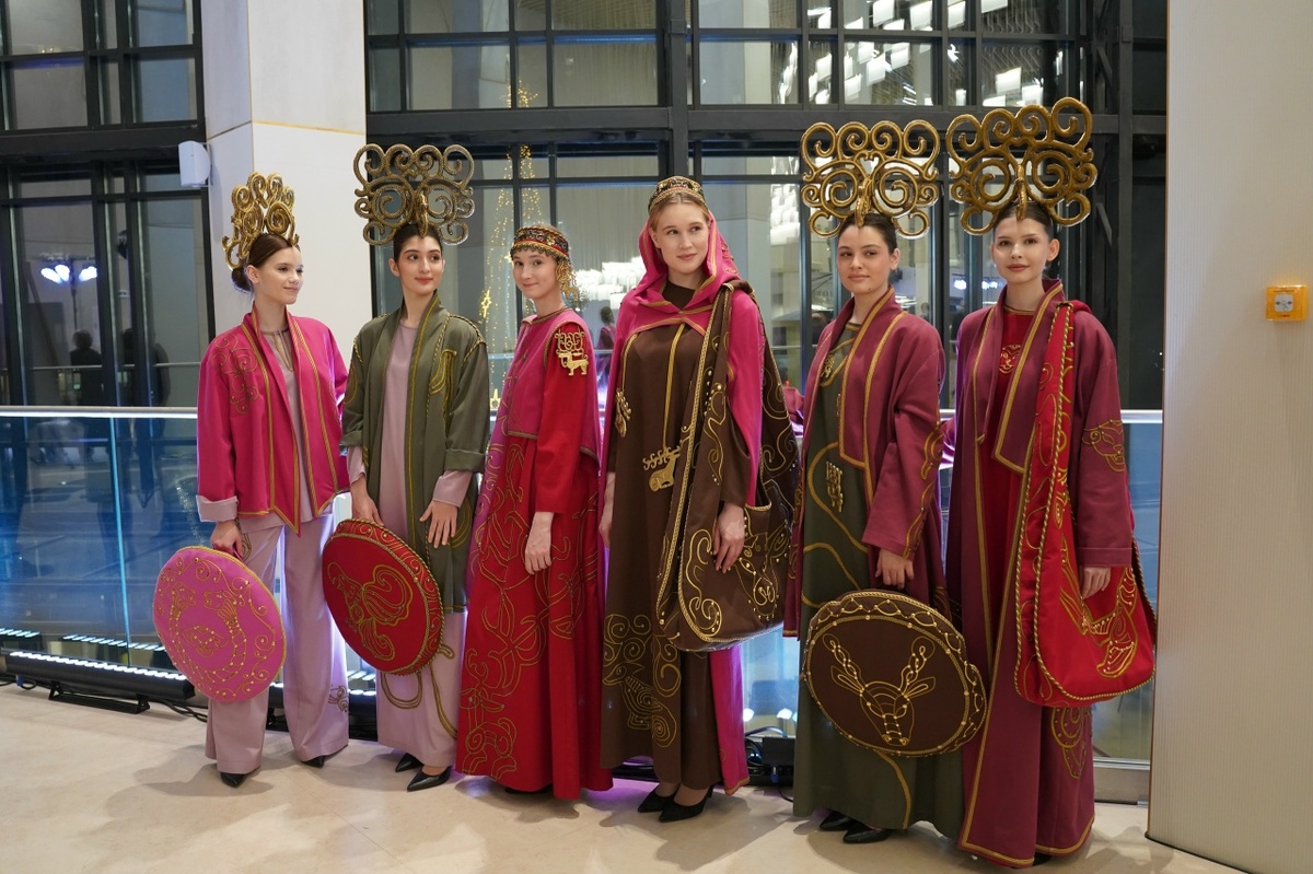 Креативные головные уборы на девушках