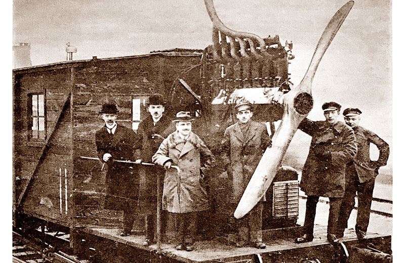 Немецкий двигатель Dringos 1919 года, разработанный Отто Штайницем (третий слева).