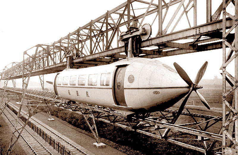 Рельсоплан отъезжает к платформе по короткой тестовой линии.