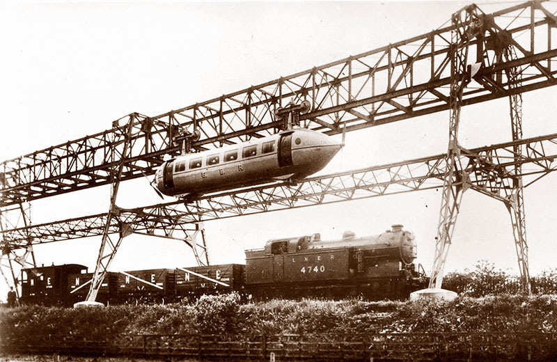 Railplane над грузовым поездом.