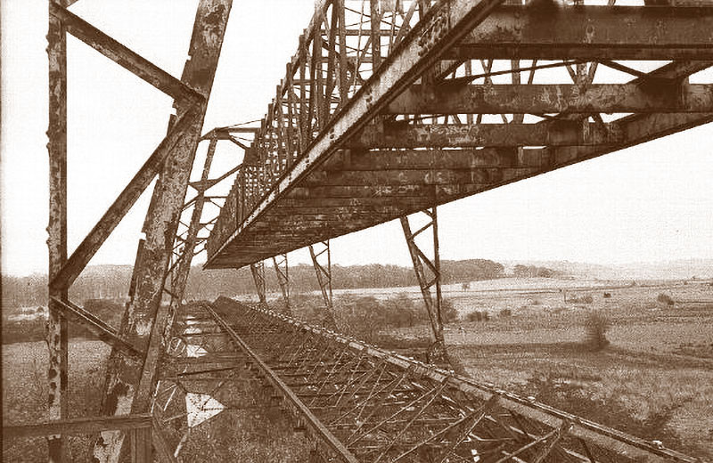 Эстакада Рельсового-самолёта, спустя годы после закрытия проекта.