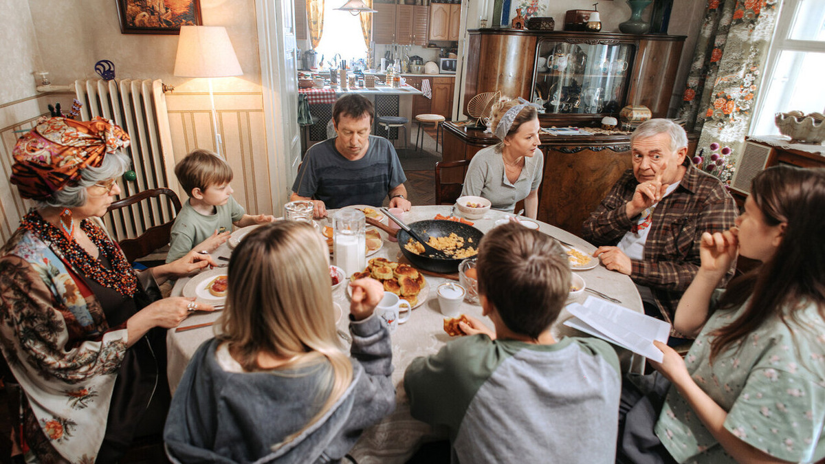 Семья в сборе! Но не в полном - еще есть тетя и еще одна бабушка! Из открытых источников.