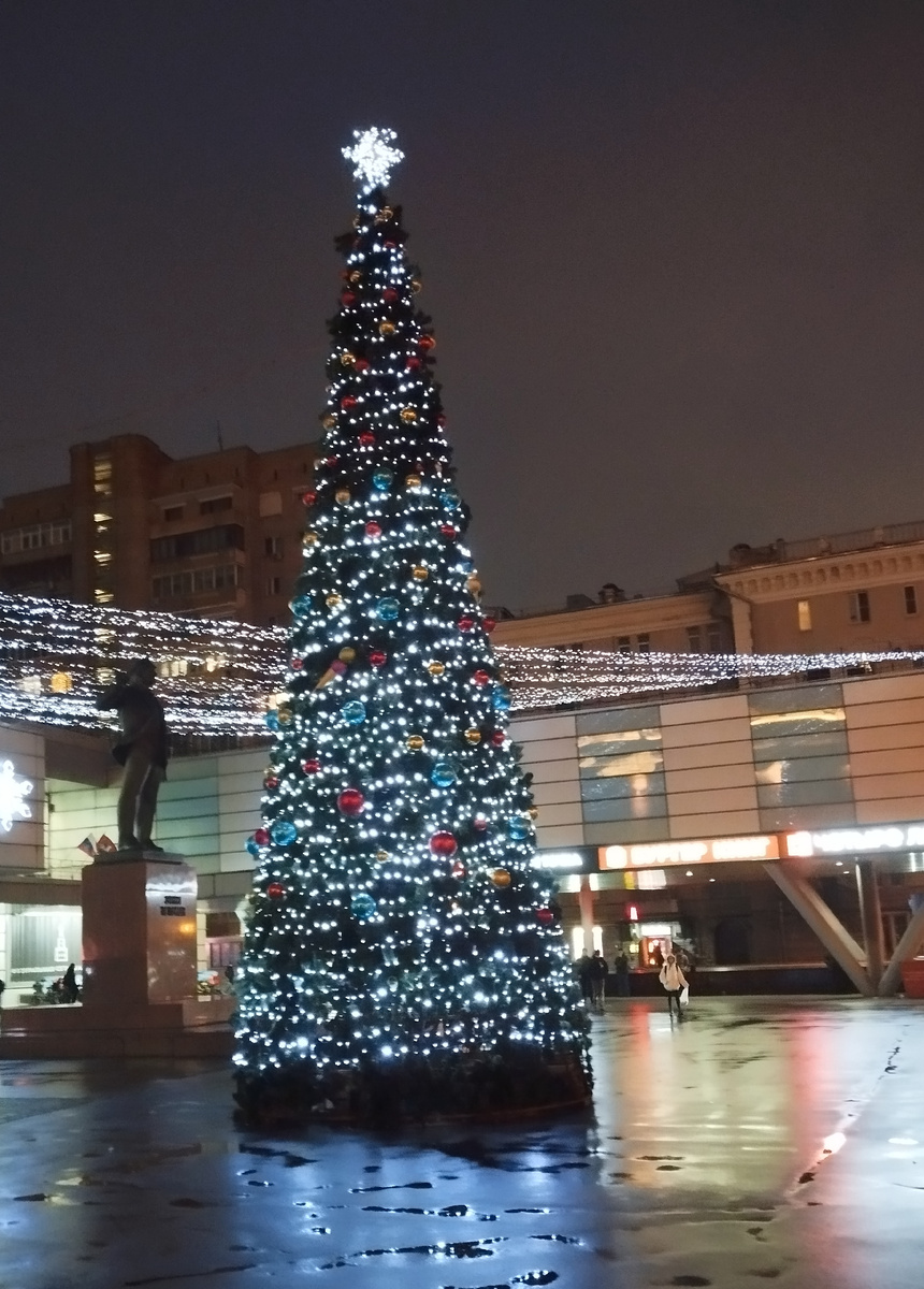 Городская новогодняя ёлка на площади имени Эрнеста Тельмана. Станция метро Аэропорт. Фото автора.