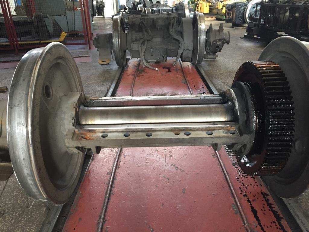 На переднем плане колесная пара с опорно-осевыми подшипниками качения. На заднем - КМБ с моторно-осевыми подшипниками скольжения.