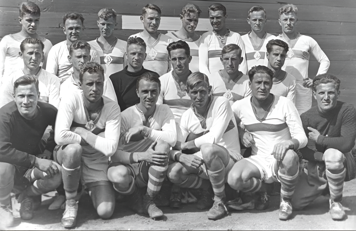 Динамо Москва - чемпион СССР по футболу 1940 года. Верхний ряд: Сергей Черников, Сергей Ильин, Николай Дементьев, Александр Назаров, Николай Поставнин, Алексей Пономарев, Гавриил Качалин, Валерий Бехтнев. Средний ряд: Алексей Лапшин, Иван Станкевич, Евгений Фокин, Сергей Соловьев, Михаил Семичастный, Николай Медведев (защитник). Нижний ряд: Николай Медведев (вратарь), Евгений Елисеев, Аркадий Чернышев, Михаил Якушин, Всеволод Радикорский, В.Пфейффер. 