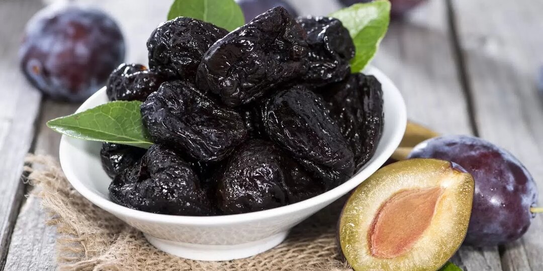 Чернослив: маленькая тёмная ягода, которая умеет многое — от лёгкого утра до крепкой кости