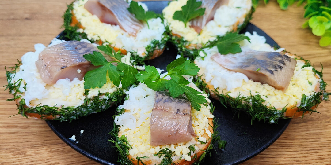 Готовлю такие бутерброды «купеческие» на новогодний стол: очень вкусные и всегда одни из первых уходят со стола