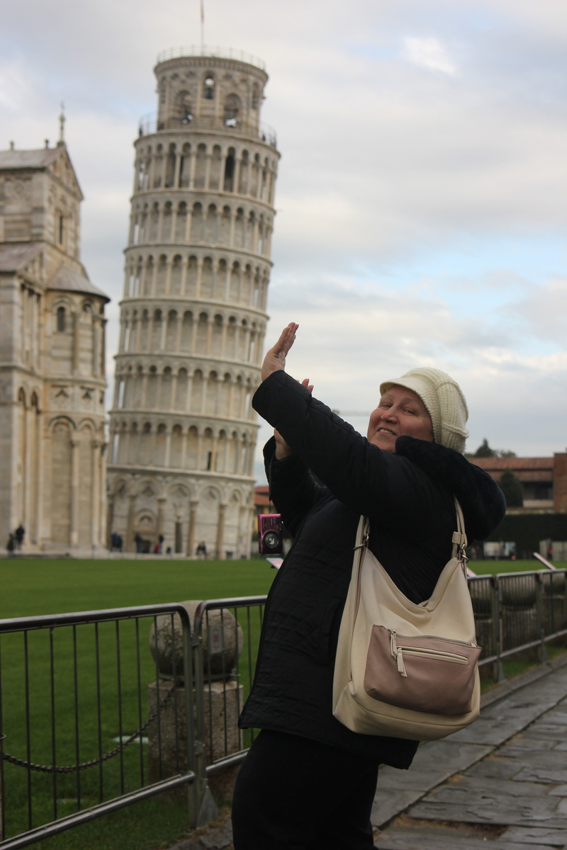 Немножко подработала: поддержала Пизанскую башню))))