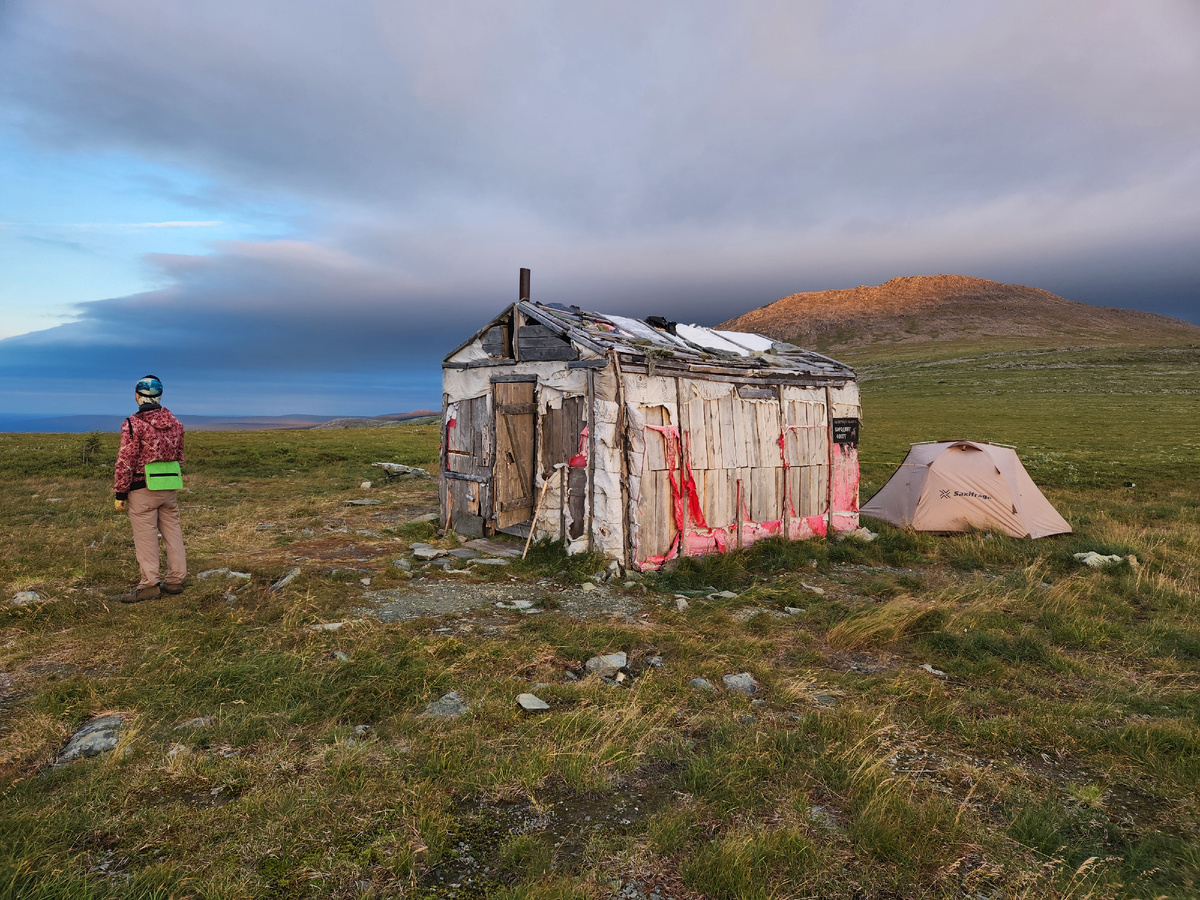 Хижина у подножия горы Отортен