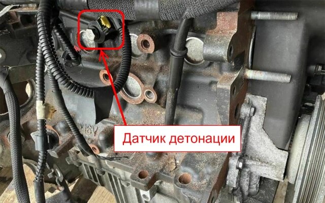 Расположение датчика зависит от конструкции двигателя и количества цилиндров. Обычно он крепится непосредственно к блоку, чтобы располагаться максимально близко к источникам (Фото: JeepRenegadeForum)