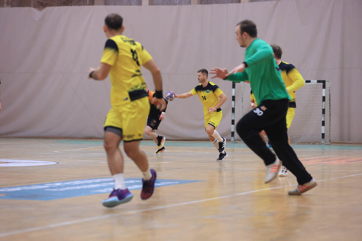    Владислав Мартыненко мчится к своим воротам