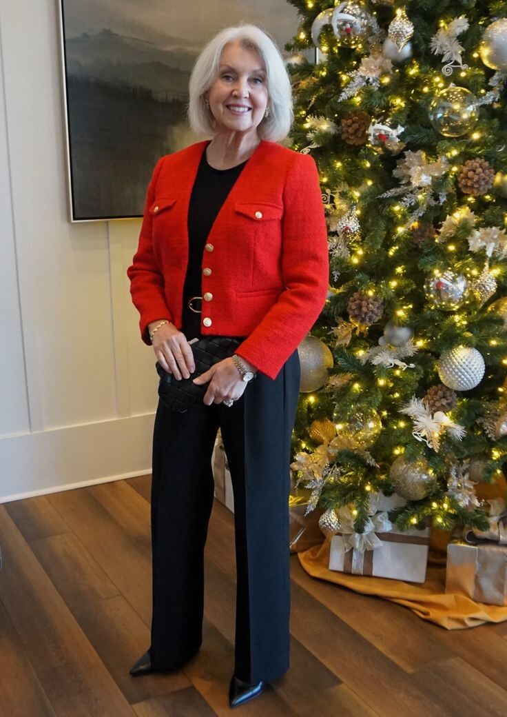 Красный — традиционный «праздничный» цвет, который привлекает внимание. А в целом всё очень удачно: яркий верх, спокойная база, продуманные пропорции и выдержанная палитра. Образ получился классическим, праздничным и в то же время сдержанным. 