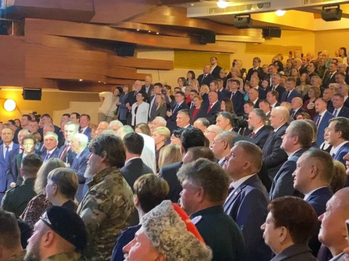    Первый губернатор говорил полчаса. Все это время зал стоял