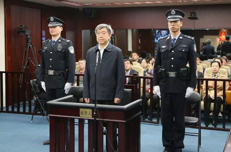 Потом его сразу под конвой и расстреляли! 