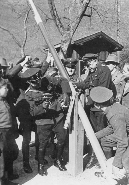 Пограничники демонтируют шлагбаум на границе