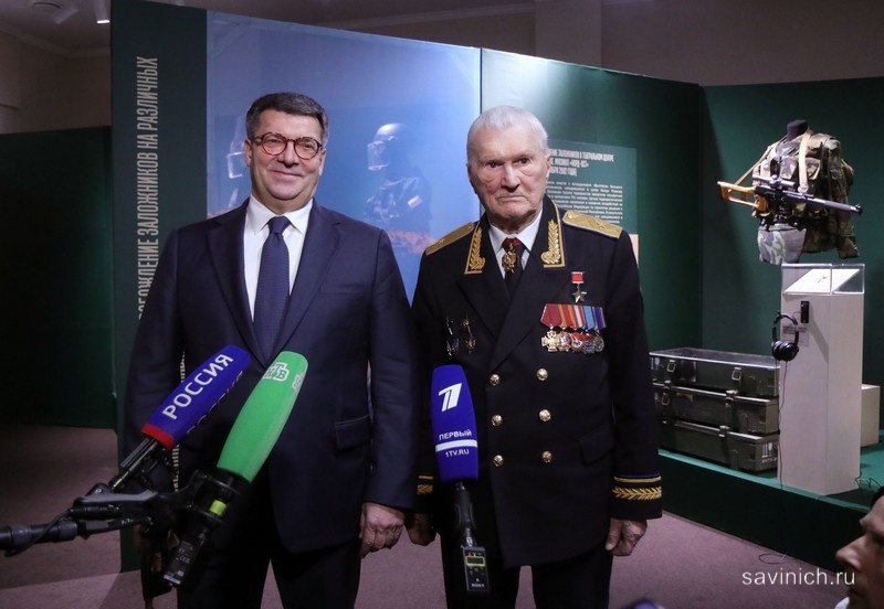 Заместитель полномочного представителя Президента Российской Федерации в Сибирском федеральном округе Олег Денисенко и Геннадий Николаевич Зайцев, Герой Советского Союза, генерал-майор, командир Группы «А» КГБ СССР. Фото Галины Савинич