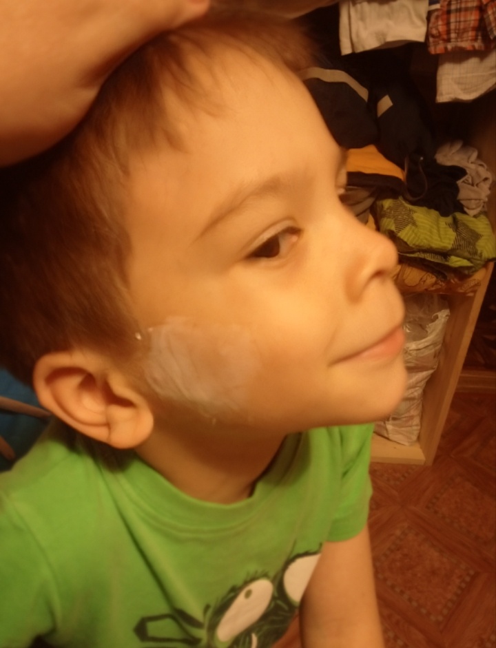 На фото 👆👇 малыши, которые решили, что им срочно нужно намазать детским кремом щечки.