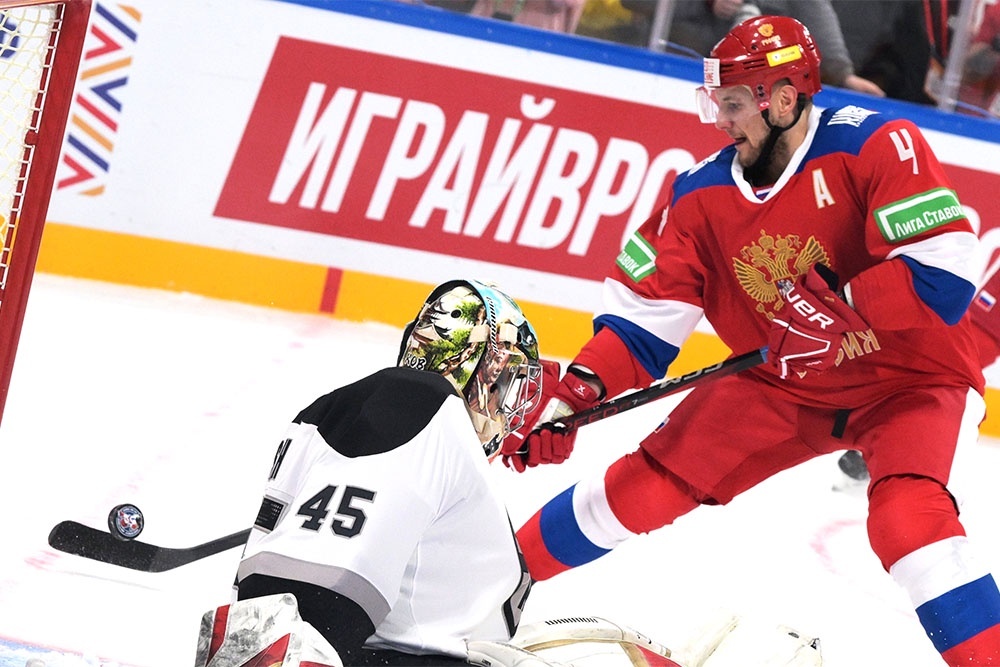    Капитаном "России 25" назначен опытный защитник ярославского "Локомотива" Александр Елесин (справа). / РИА Новости