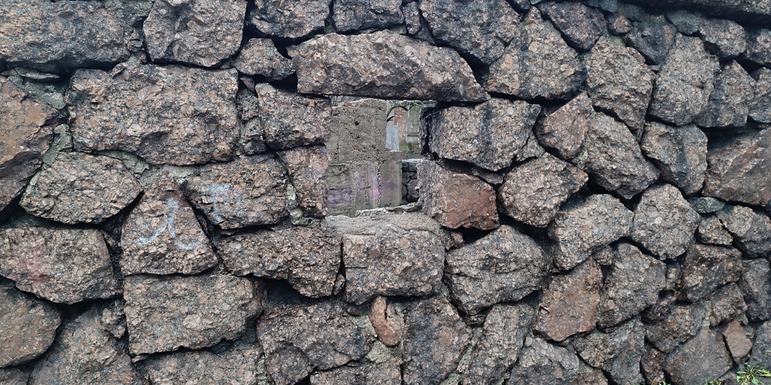 Каменные стражи Виипури: почему я застыл у стены 1723 года под декабрьским дождём?