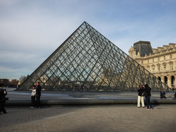 Инспектор: охране Лувра не хватило 30 секунд, чтобы задержать грабителей