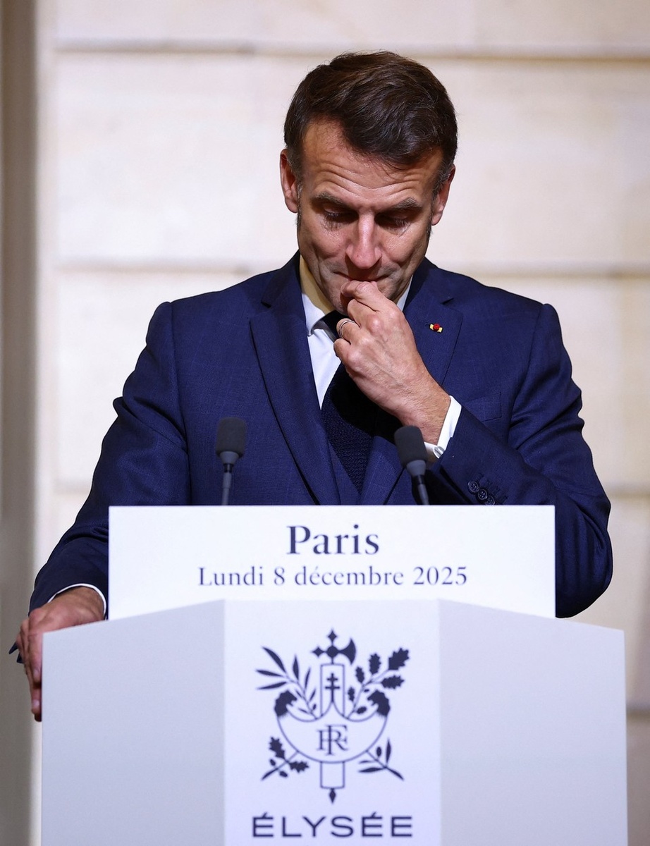    Французы узнали, что ими руководит\правит не просто не очень умный, а очень неумный человек REUTERS