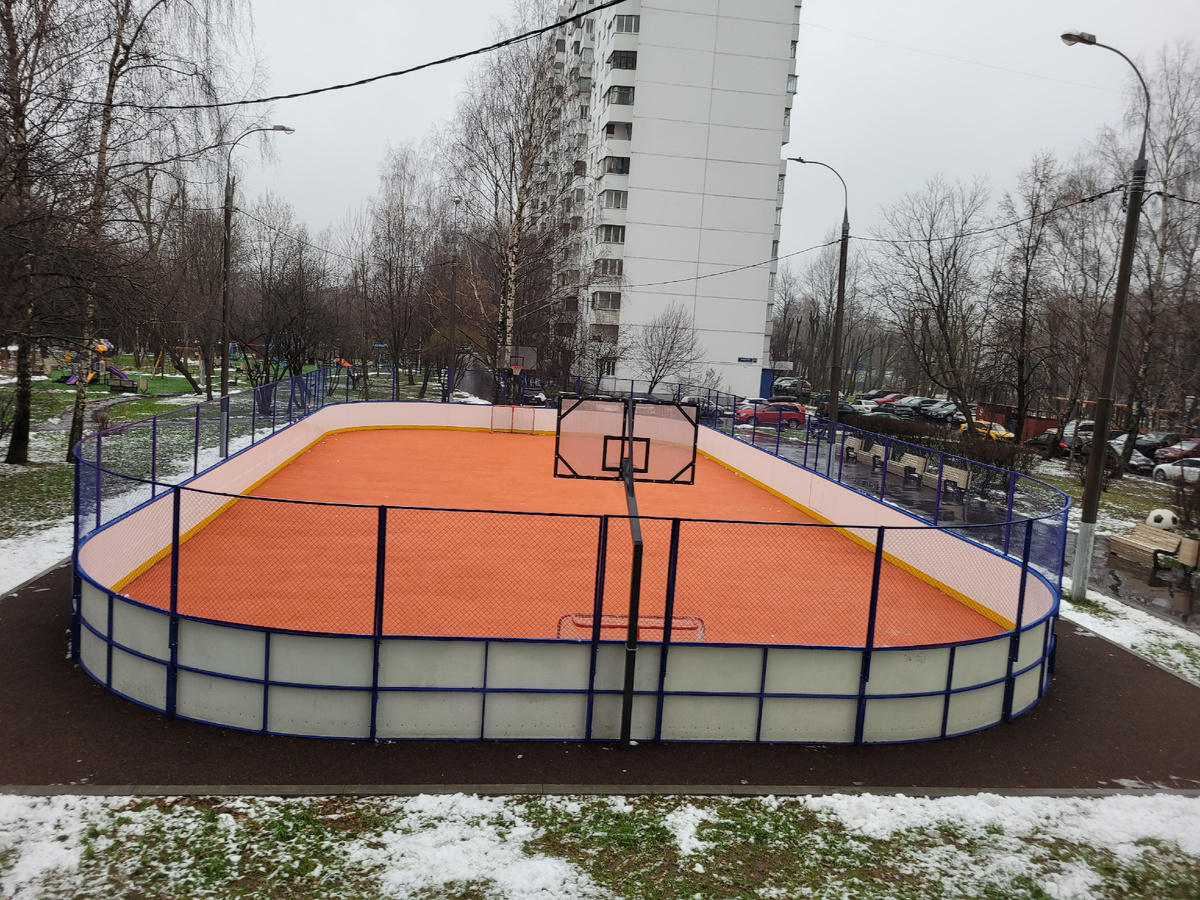 Это возле дома, зимой каток будет.